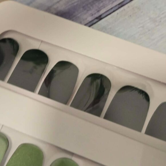 Color Street 6 pack of press on Green nail designs - Picture 8 of 9